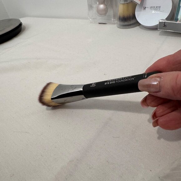 NEW It Cosmetics Makeup Lot Includes Brushes Bye Bye Pores Powder Brow Power Per - Picture 9 of 16